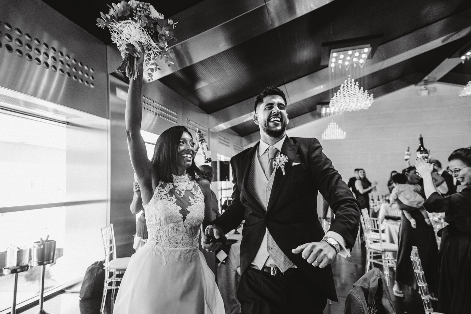 Entrada triunfal de Ariel & Rafa en su boda de fin de semana en el Hotel Balneario Las Arenas en Valencia