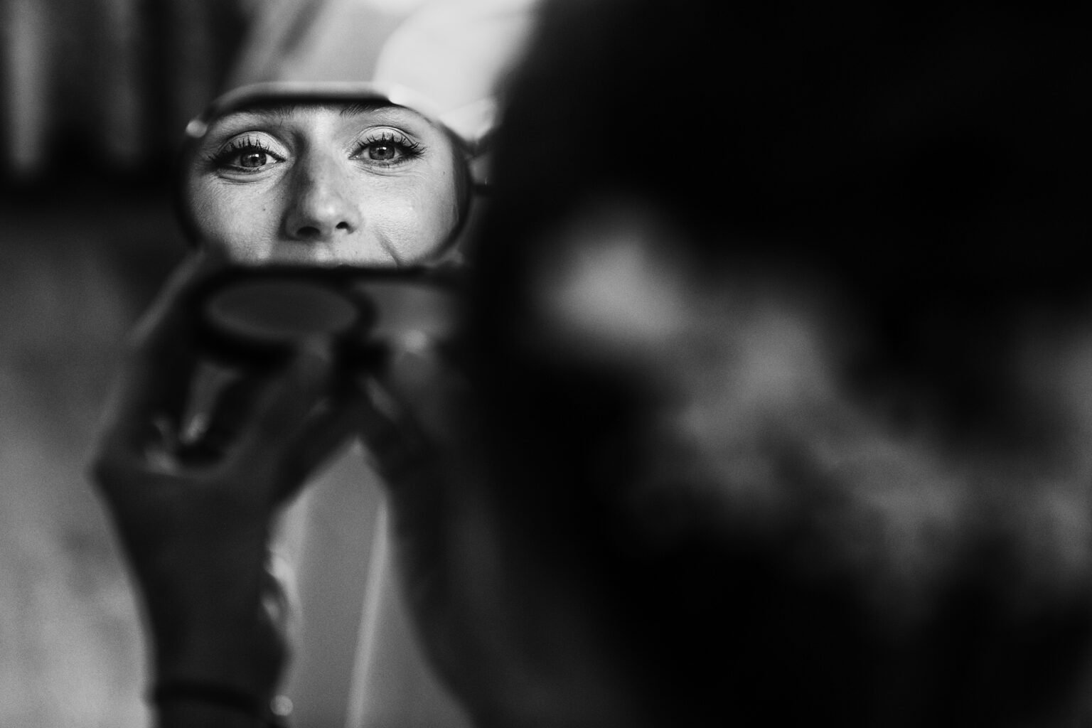 Maud mirándose en el espejo durante los preparativos de su boda en Extremadura