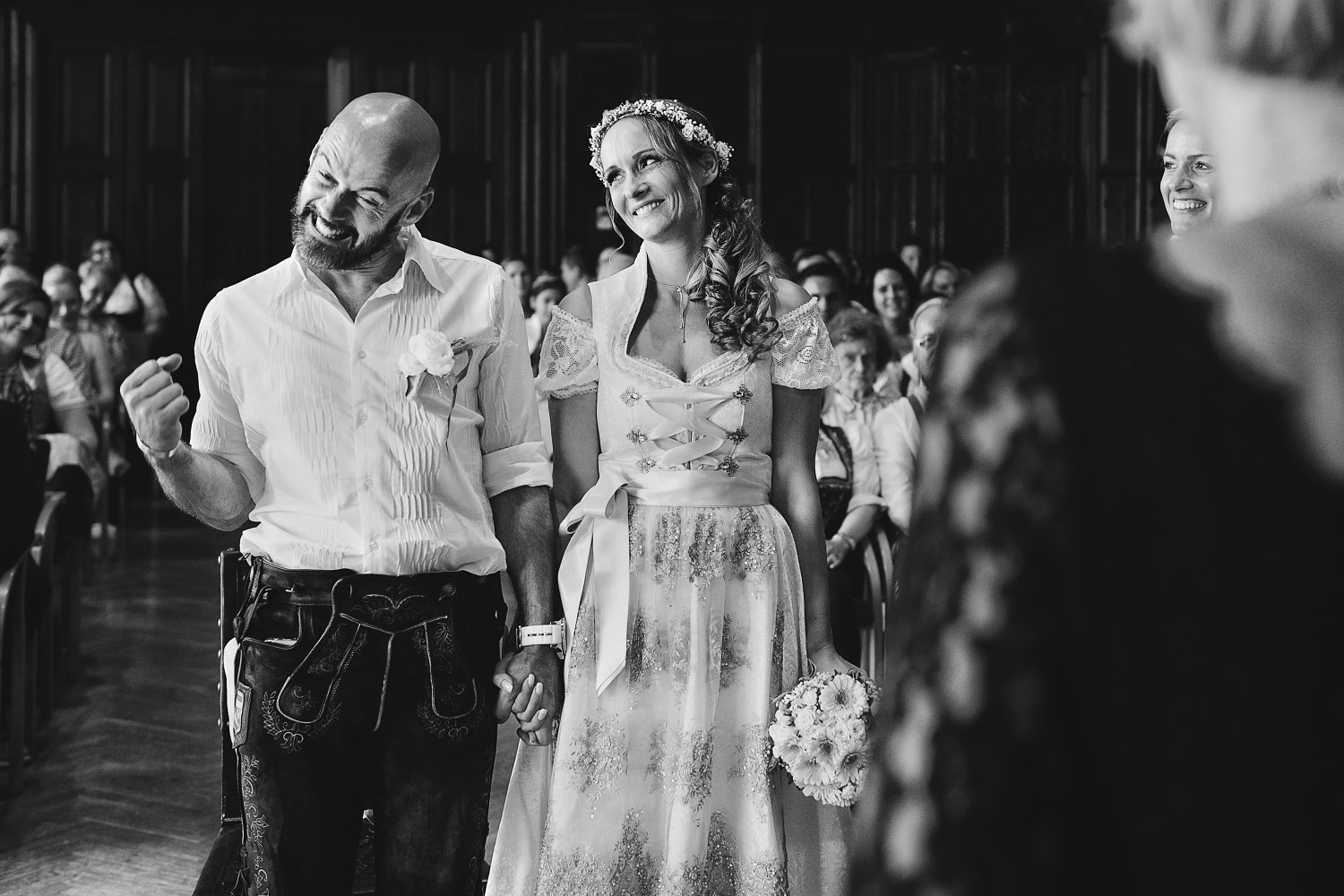Bonito y Netti sonrientes y cogidos de la mano durante su boda en Korneuburg, Austria.
