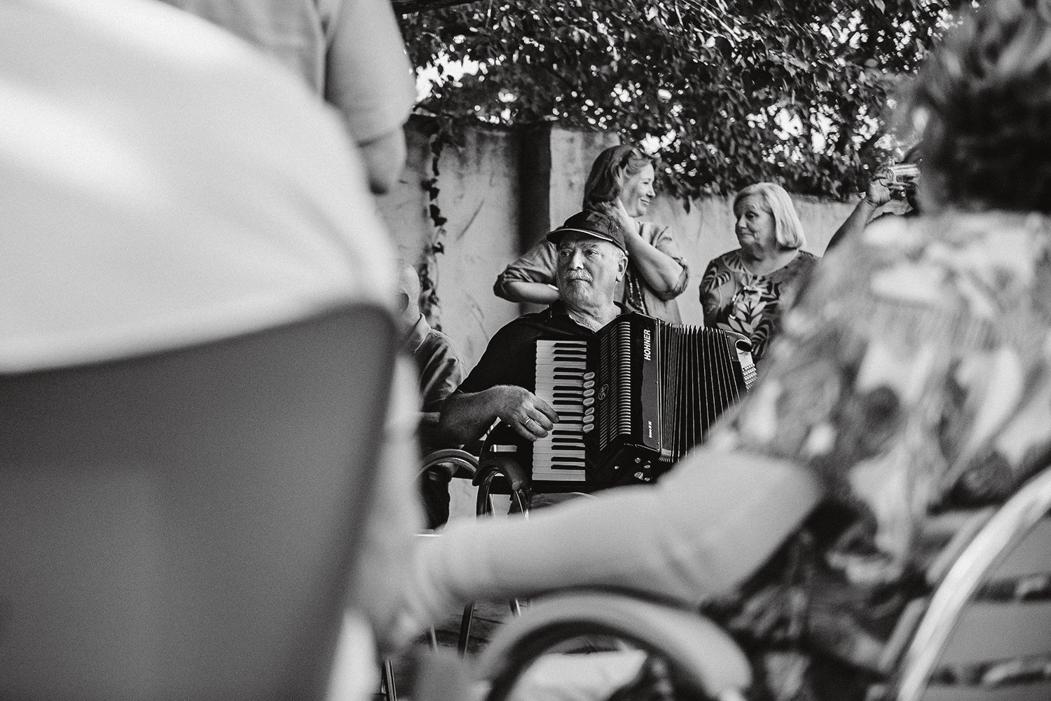 Acordeonista tocando entre los invitados durante el brunch de la boda de Maud y Juan en Extremadura.