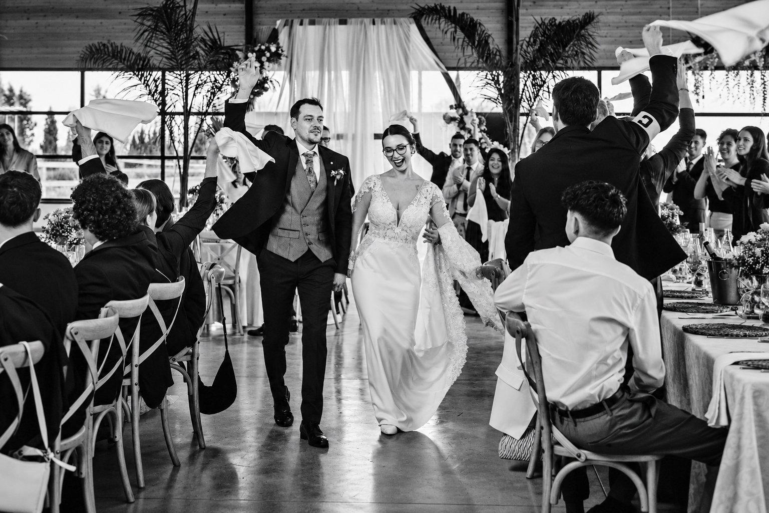 Novios entrando al banquete entre sus invitados durante su boda en Valencia