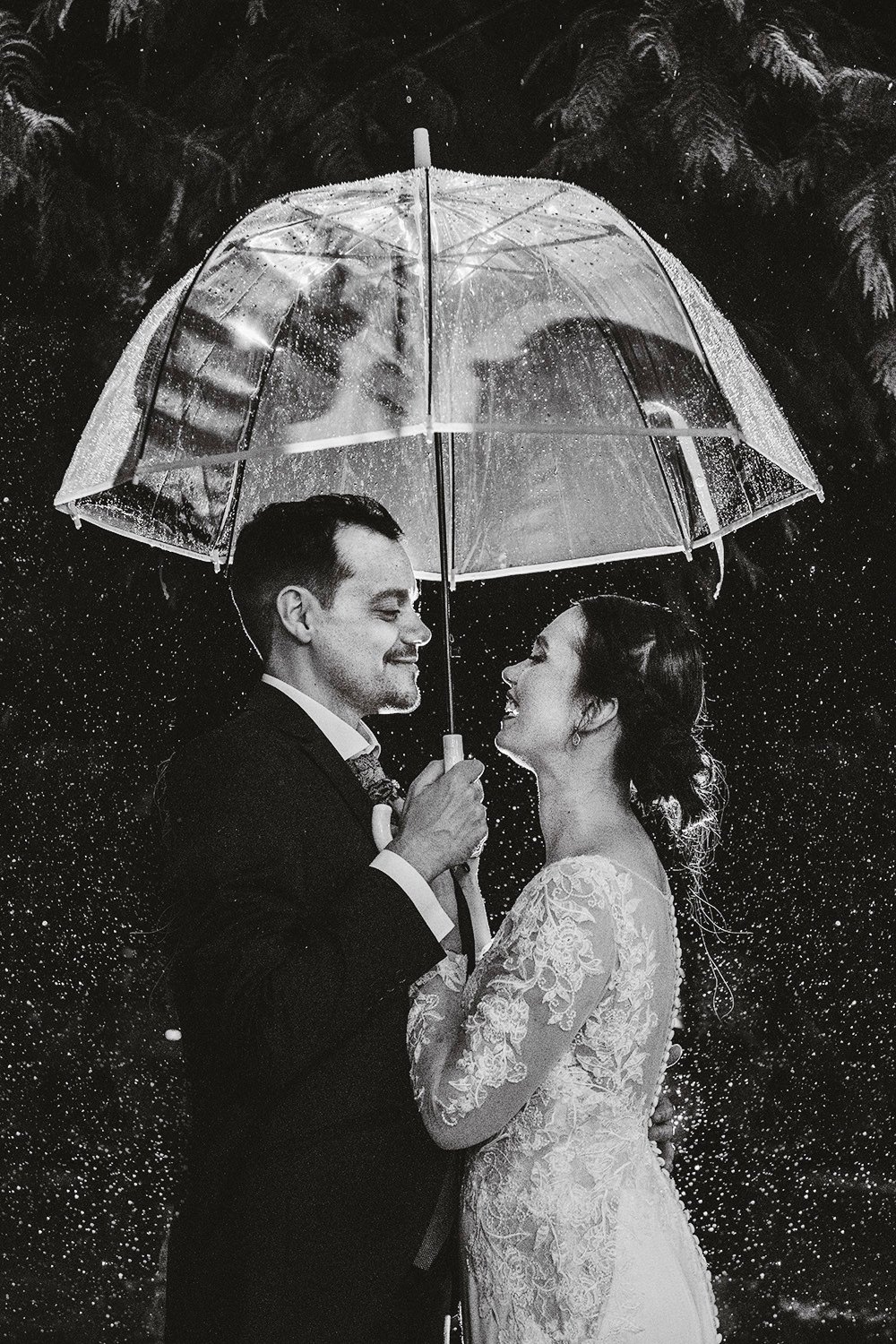 Erik e Isabel bajo la lluvia durante su boda en Masía El Graner, Valencia