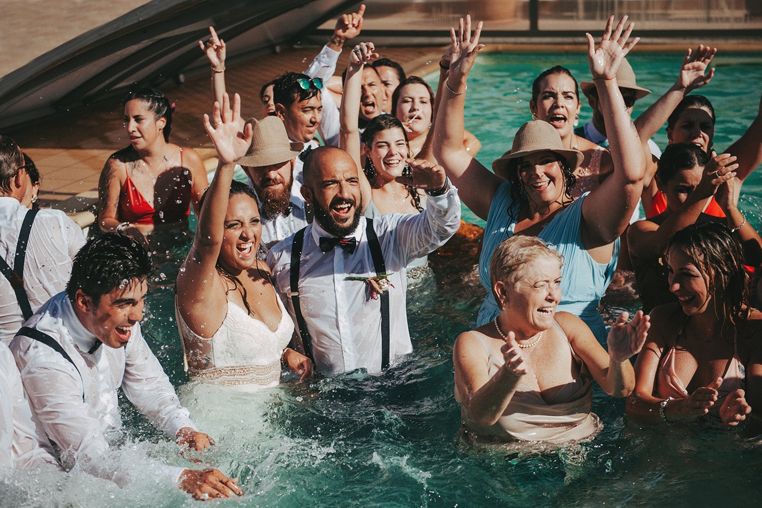 Novios e invitados celebrando una boda en una piscina en Fuerteventura