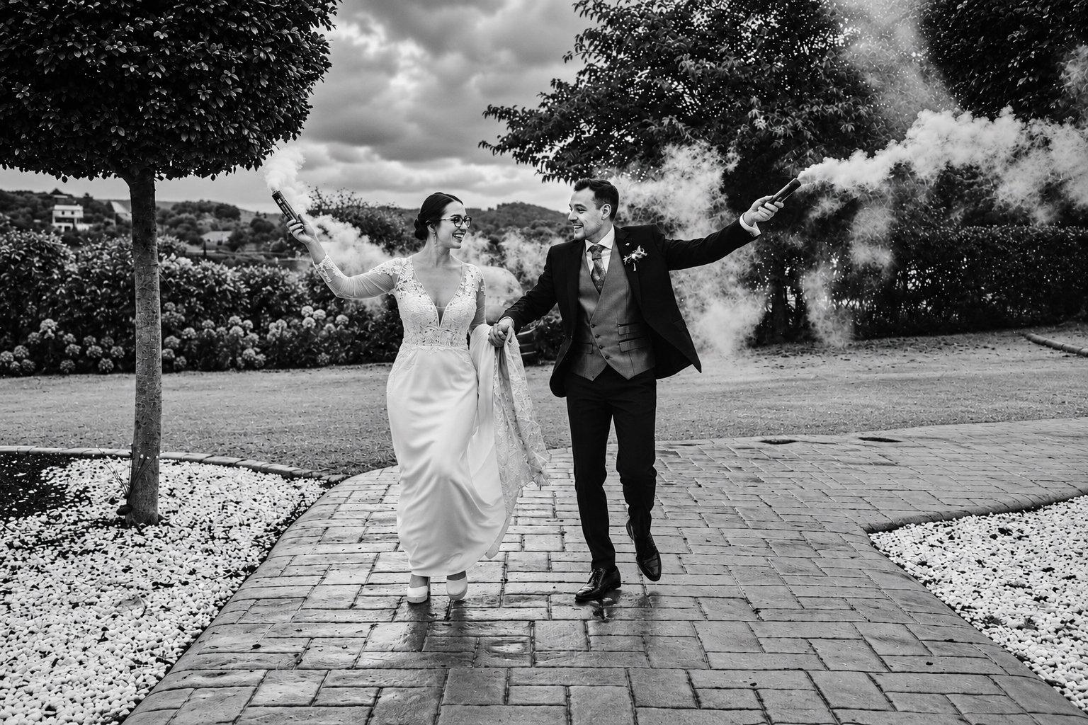 Novios caminando entre humo de bengalas durante su boda en Valencia