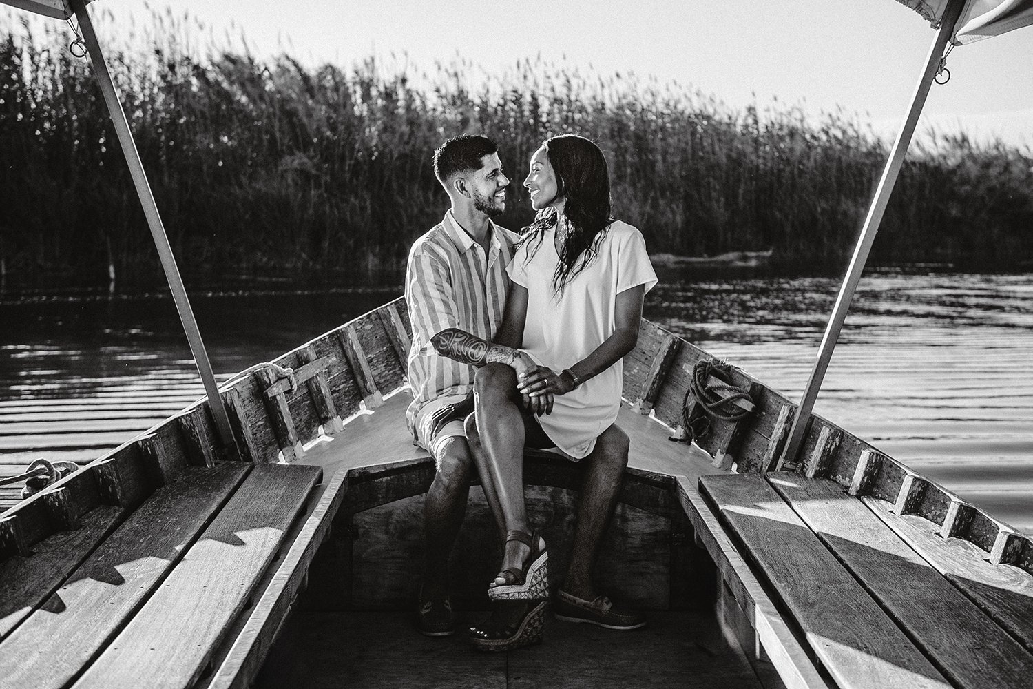 Ariel y Rafa durante su preboda en una barca tradicional de la Albufera de Valencia