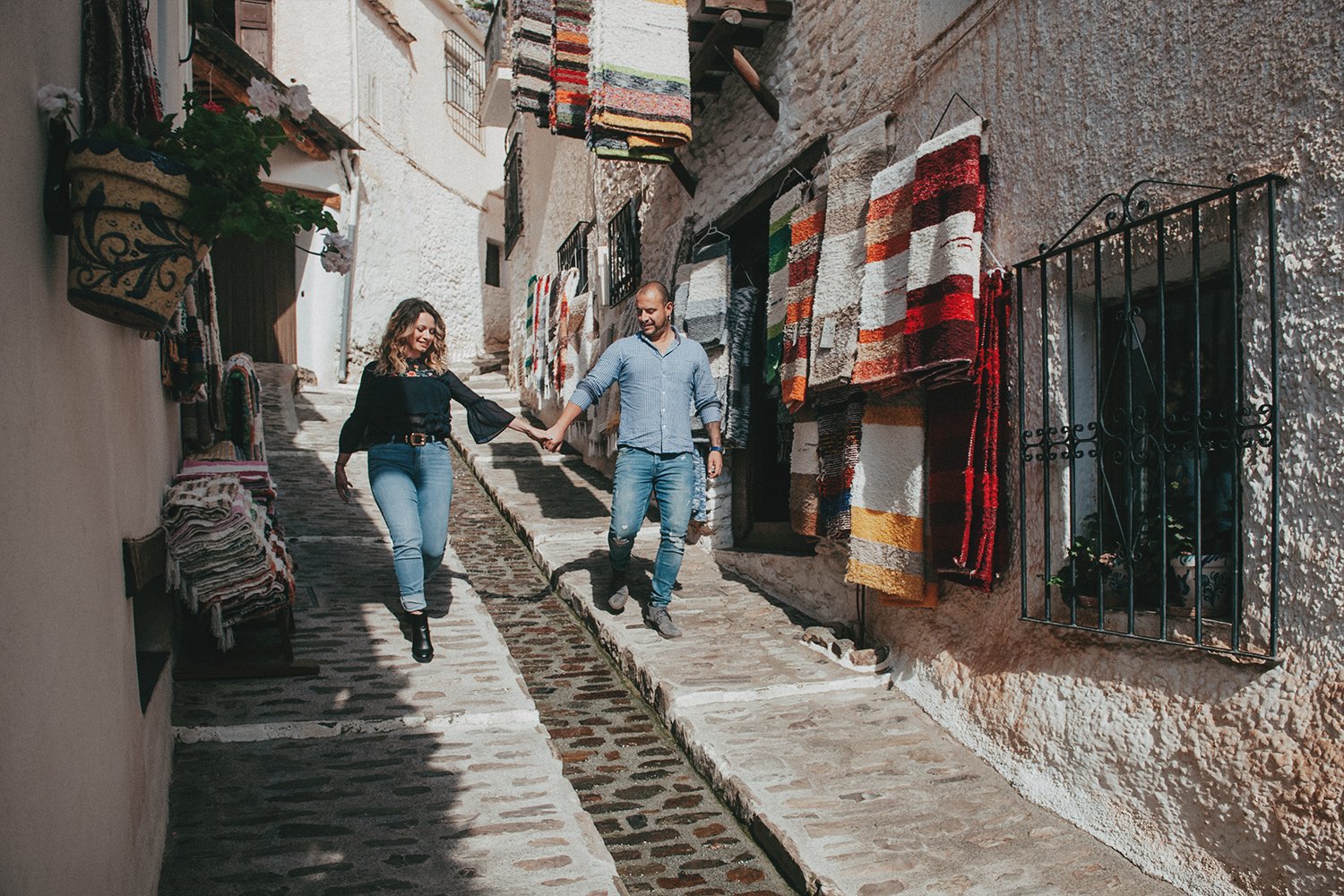 Jara y Juanjo durante su preboda en Pampaneira, Granada