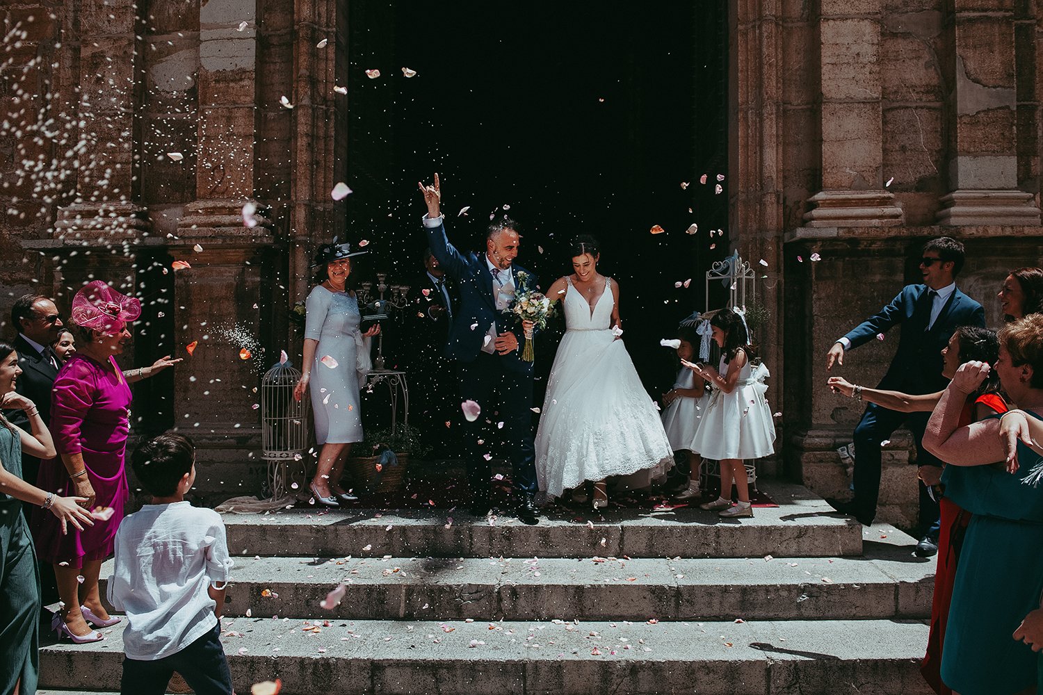 Novios saliendo de una ceremonia de boda en Valencia entre pétalos