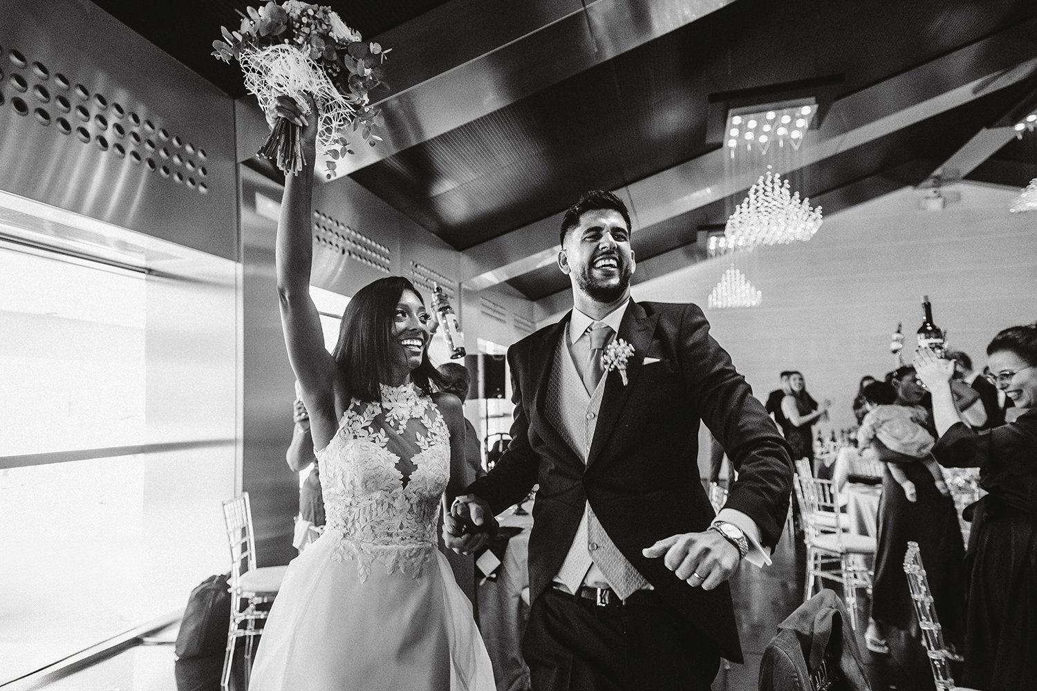 Ariel y Rafa entrando al salón durante su boda de fin de semana en Valencia