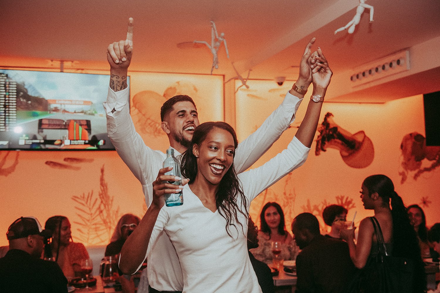 Ariel y Rafa celebrando con sus invitados durante la fiesta previa a su boda en Valencia