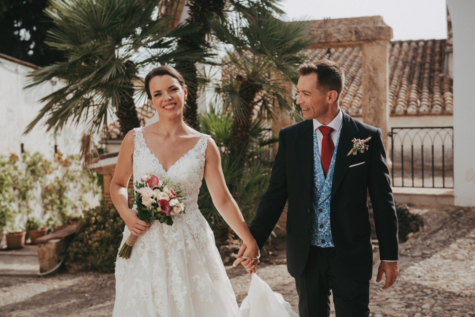 Chloé y Victor caminando juntos el día de su boda en Valencia