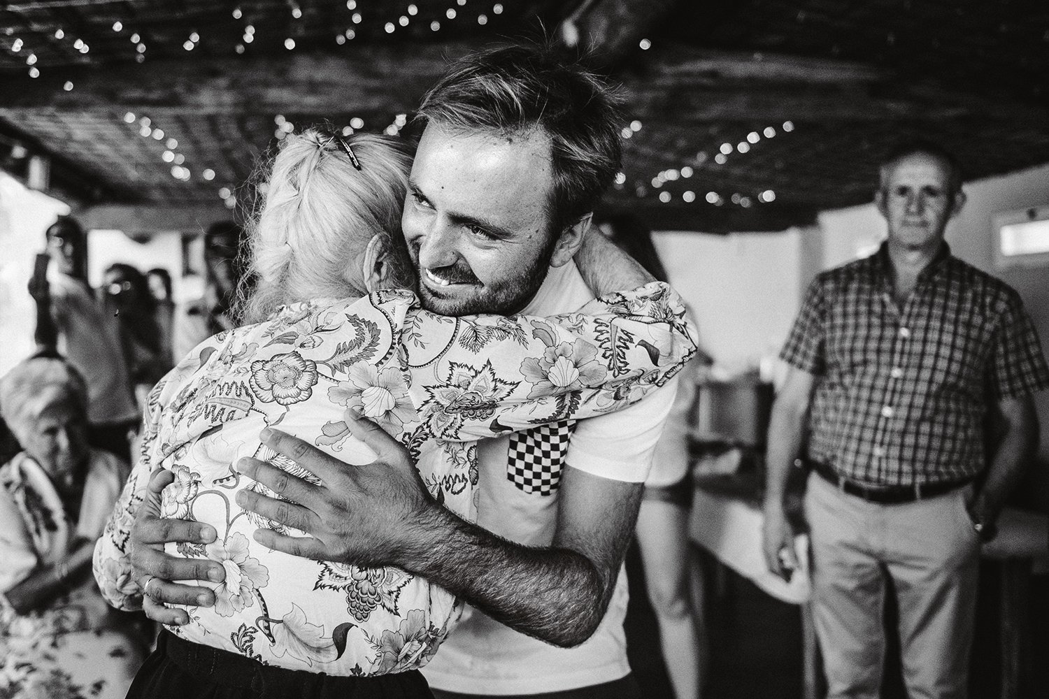 Juan abrazando a su abuela durante el brunch después de su boda en Aldeanueva del Camino.