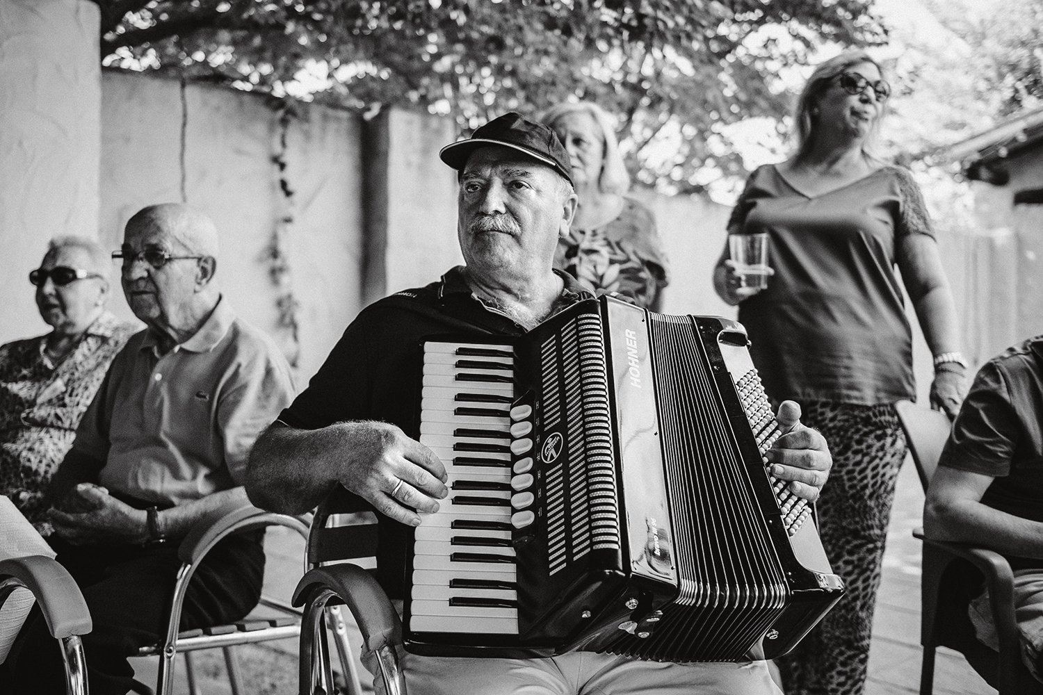 Un familiar tocando el acordeón durante el brunch de la boda de Maud & Juan en Aldeanueva del Camino.