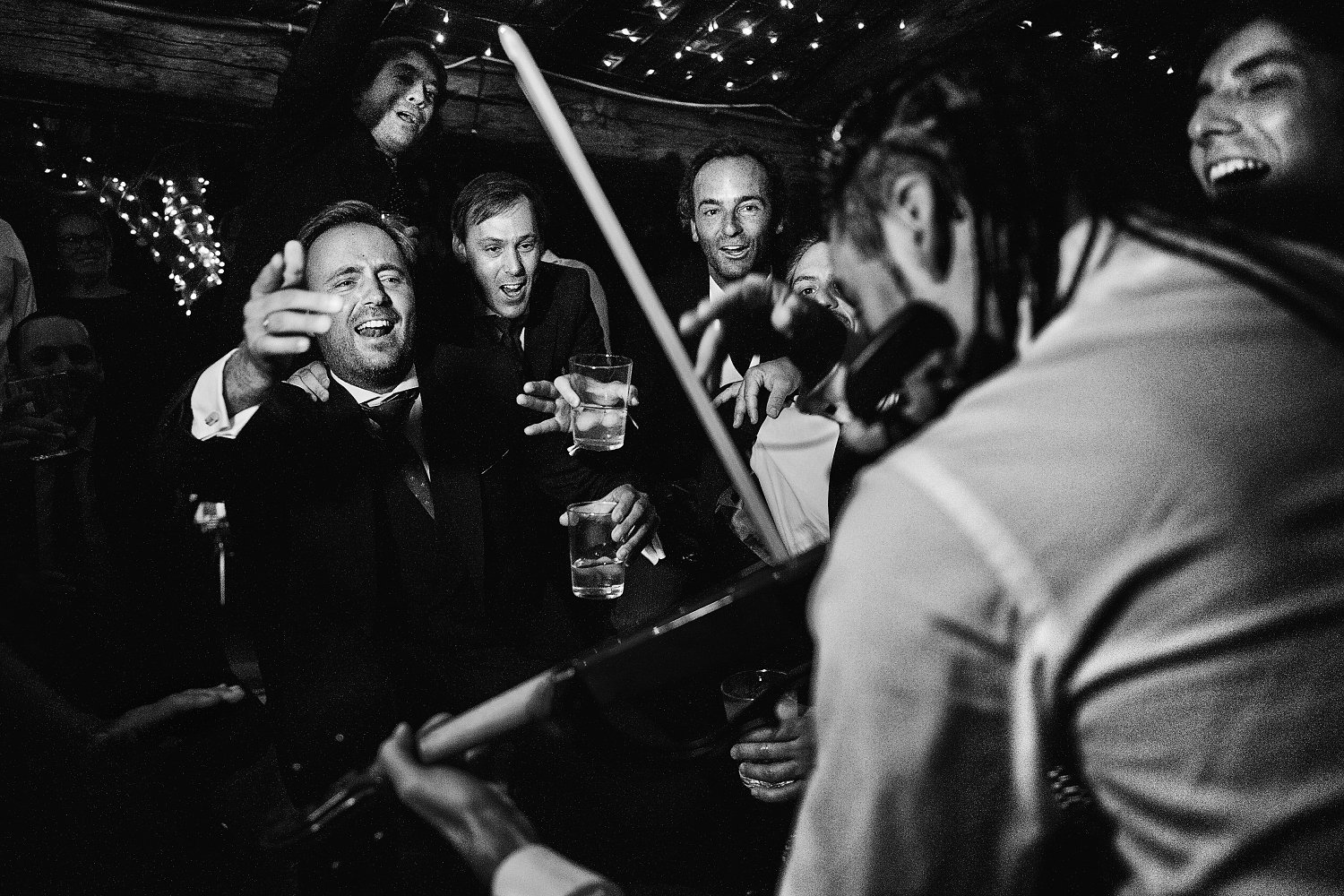 Juan y sus amigos disfrutando de la música durante la fiesta de su boda en Extremadura.