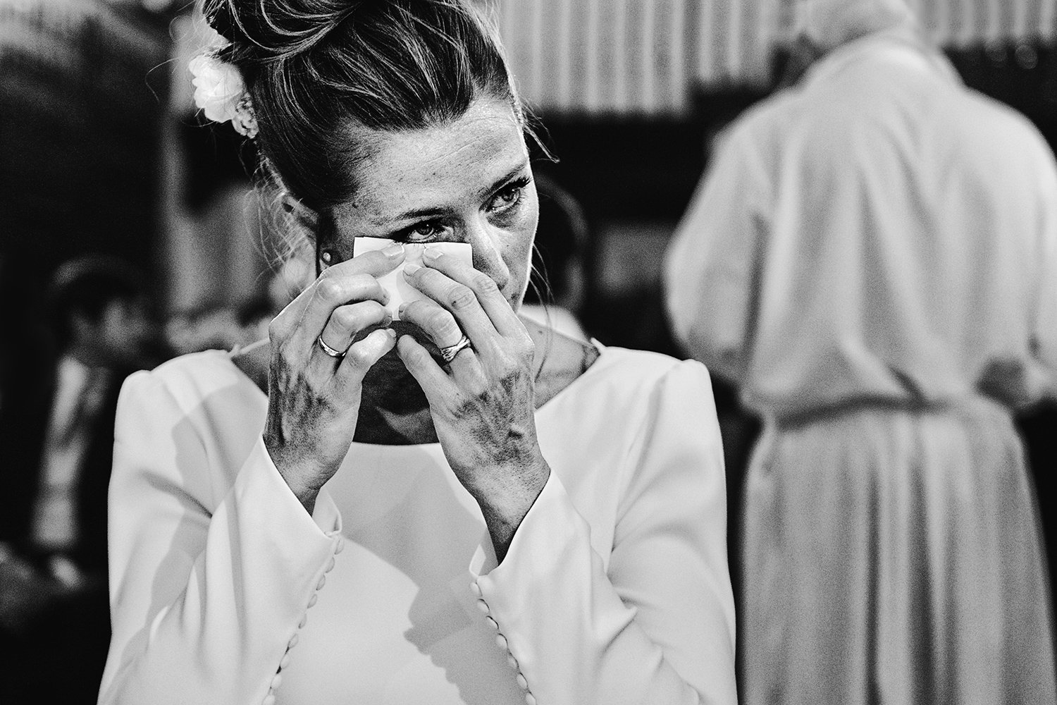 Maud secándose las lágrimas durante un momento emotivo de su boda en Aldeanueva del Camino.