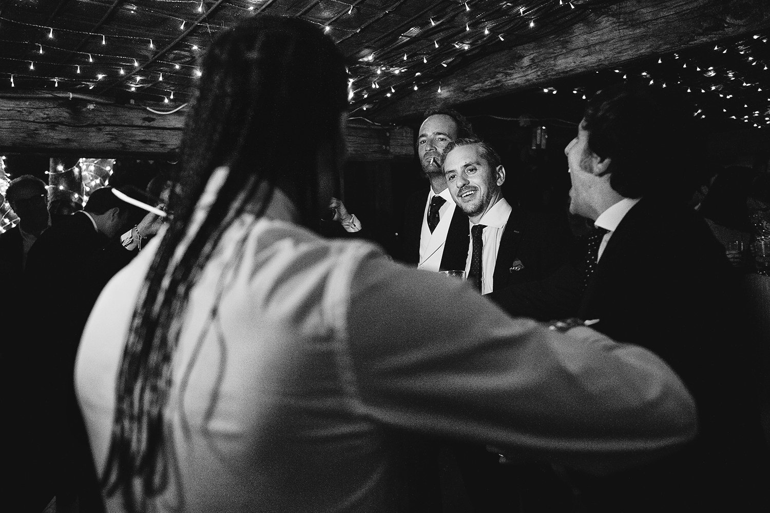 Músico tocando entre los invitados durante la fiesta de la boda de Maud & Juan en Extremadura.