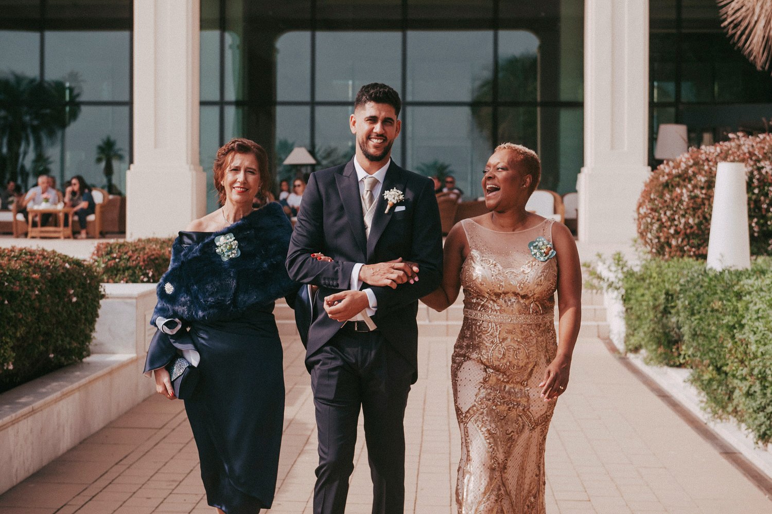 Rafa acompañado por familiares antes de la ceremonia de su boda en el Hotel Balneario Las Arenas