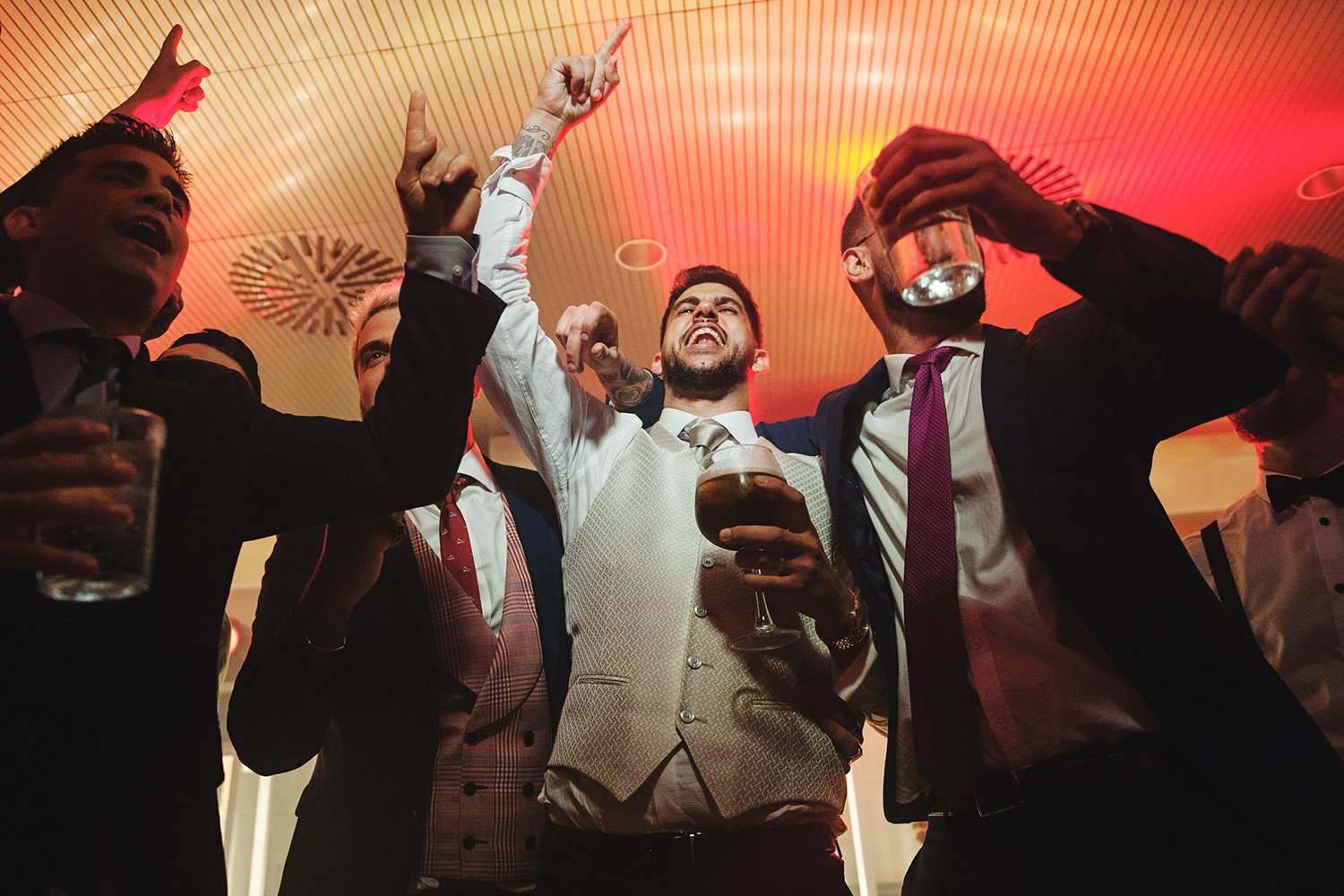 Rafa celebrando con sus amigos durante la fiesta de su boda en el Hotel Balneario Las Arenas