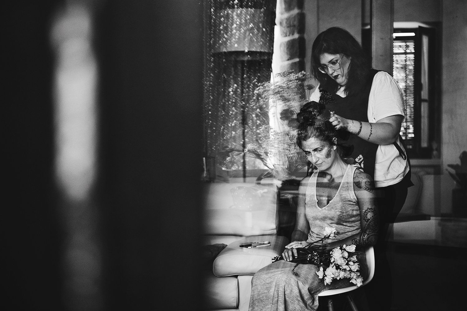 Maud mientras le preparan el pelo antes de su boda en Aldeanueva del Camino, Extremadura.